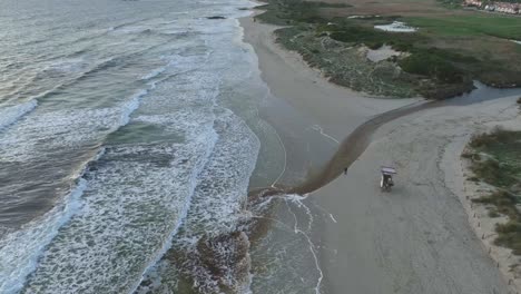 Wellen-Schlagen-Bei-Flut-Am-Strand-Von-Son-Bou,-Menorca,-Spanien,-Gegen-Die-Küste