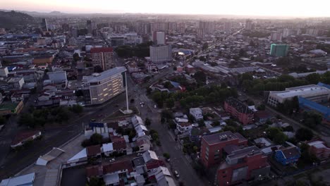 Drone-Aéreo-Sobre-El-Centro-De-La-Ciudad-De-Temuco,-Chile,-Calles,-Edificios-Y-área-Urbana-Durante-El-Día,-Conducción-De-Automóviles,-Centro-Metropolitano