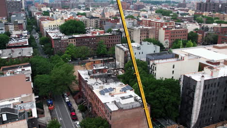 Um-Einen-Kran-Herumfliegen-Auf-Einem-Städtischen-Baugebiet-In-New-York,-USA-–-Luftaufnahme