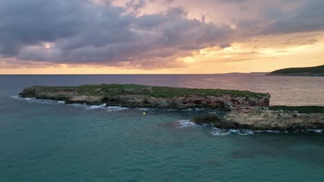 Kinoflug-Bei-Sonnenuntergang-über-Spanischen-Inseln