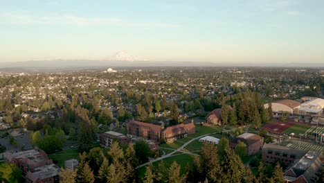 Vista-De-Pájaro-De-Los-Edificios-Del-Campus-Dentro-De-La-Universidad-De-Puget-Sound