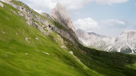 Secede-Gipfel-In-Den-Dolomiten-Italiens,-Sonniger,-Lebendiger-Tag-Aus-Der-Luft