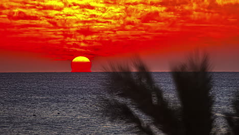 Zeitraffer-Des-Roten-Sonnenuntergangs-Mit-Dramatisch-Bewölktem-Himmel-Und-Palmen-Am-Roten-Meer,-Hurghada,-Ägypten