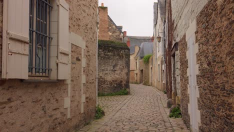 Camino-Empedrado-Vacío-En-El-Pueblo-Medieval-En-La-Histórica-Ciudad-De-Ira,-Francia