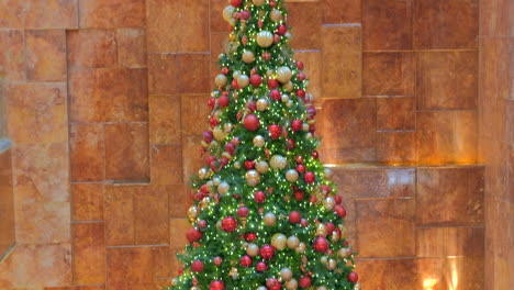 Bunter-Weihnachtsbaum-Im-Gebäude-Des-Trump-Tower-In-New-York,-USA