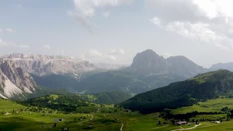 Magische-Landschaft-Der-Italienischen-Dolomiten,-Drohnenansicht-Aus-Der-Luft-An-Sonnigen-Tagen