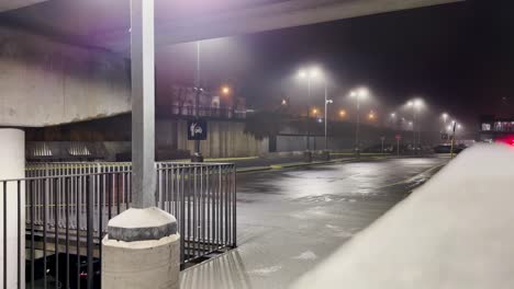 Estacionamiento-Vacío-En-Hamilton,-Ontario,-Canadá-Durante-La-Noche-Con-Niebla