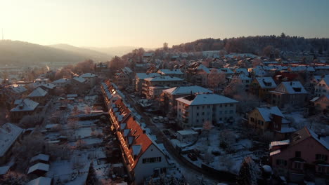 Snowy-day,-sunrise-over-the-roofs-of-Winterthur