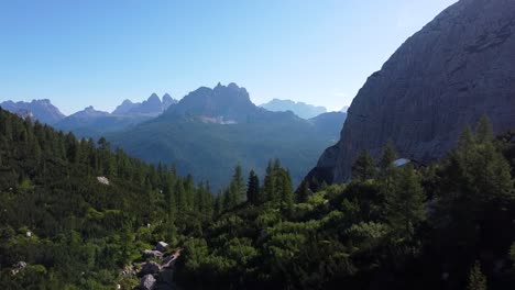 Aufschlussreiche-Schönheit-Der-Dolomiten-In-Italien-Mit-Wald-Und-Bergen,-Luftaufnahme