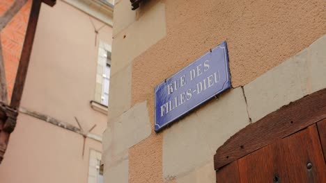 A-View-Of-Rue-Saint-Aignan-Street-Signage-In-Angers,-Pays-de-la-Loire,-France