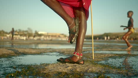 Beine-Eines-Massai-Kriegers,-Der-Am-Strand-In-Watamu,-Kenia,-Bewacht-Und-Steht