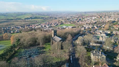 Filmische-Luftaufnahme-Der-Kirche-St.-Johannes-Der-Evangelist,-Dewsbury-Moor,-Großbritannien