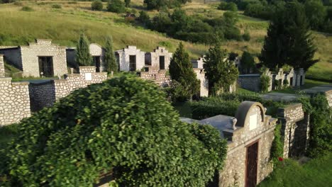 Luftaufnahme-Mit-Blick-Auf-Kleine-Mausoleen-Auf-Dem-Friedhof-Von-Varbo,-Ungarn