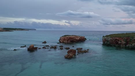 Acantilados-Rocosos-De-La-Isla-Española-De-Menorca-En-Europa-Occidental