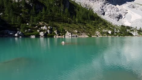 Schönheit-Des-Serapis-Sees-Und-Der-Dolomiten,-Italien