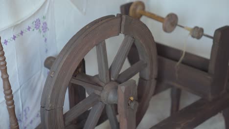Old,-vintage,-antique-spinning-wheel-in-corner-of-old-house