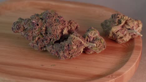Nahaufnahme-Von-Frischen-Marihuana-Knospen-Und-Cannabisblüten-Mit-Stielen-Auf-Dem-Tablett