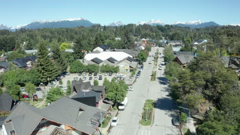 Luftaufnahme---Wunderschöne-Bewaldete-Stadt-Villa-La-Angostura,-Neuquén,-Argentinien,-Schwenk-Nach-Rechts