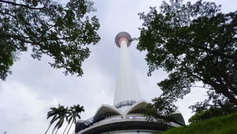 Eine-Aufnahme-Der-KL-Towers-In-Malaysia-Aus-Einem-Niedrigen-Winkel