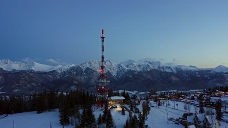 Vista-Nocturna-Del-Transmisor-Zakopane-gubalowka-Durante-El-Invierno-En-La-Montaña-Gubalowka-En-Zakopane-En-Polonia