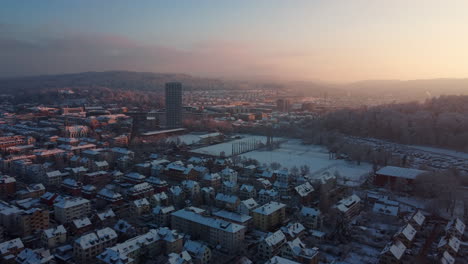 Warmer-Sonnenuntergang-Im-Winter-über-Der-Stadt-Winterthur