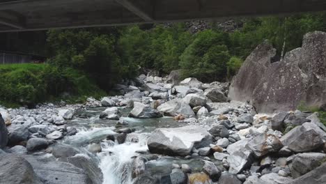 Viejo-Puente-Sobre-El-Río-Rocky-Mountain-En-Suiza,-Vista-Aérea-De-ángulo-Bajo