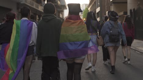 Zeitlupe:-Gruppe-Von-Menschen-Mit-Bunten-Flaggen-Marschieren-Während-Der-LGBT-Pride-Parade-Auf-Der-Straße-Von-Buenos-Aires