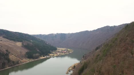 Luftaufnahme-Entlang-Der-Donau-über-Die-Wälder-Im-Mühlviertel,-Oberösterreich