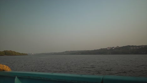 La-Vista-Panorámica-Desde-El-Costado-De-Un-Bote-Mientras-Viaja-Por-El-Río-Mondovi-En-Un-Hermoso-Día-Soleado,-Goa,-India