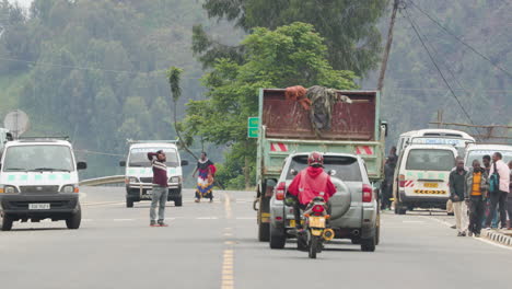 Totale-Aufnahme-Des-Verkehrs-Auf-Einer-Landstraße-In-Ruanda