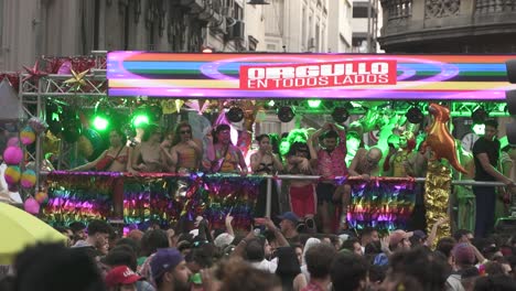 Zeitlupenaufnahme-Von-Menschen-Auf-Einem-Lastwagen-Bei-Der-LGBT-Pride-Parade,-Die-In-Buenos-Aires-Für-Freie-Meinungsäußerung-Auf-Der-Erde-Feiert-Und-Tanzt