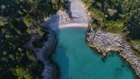 Luftaufnahme-Des-Unberührten-Strandes-Von-Es-Talaier-Mit-Klarem,-Blauem-Wasser-Auf-Menorca,-Spanien
