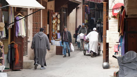 Gente-Marroquí-En-La-Concurrida-Calle-Angosta-En-La-Medina-De-Marrakech-En-Marruecos-Durante-El-Día