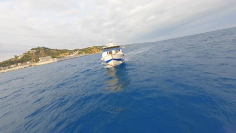 FPV-Luftaufnahmen-Fliegen-Schnell-Um-Ein-Fischerboot-Herum,-Das-Vor-Der-Küste-Spaniens-Durch-Das-Mittelmeer-Segelt