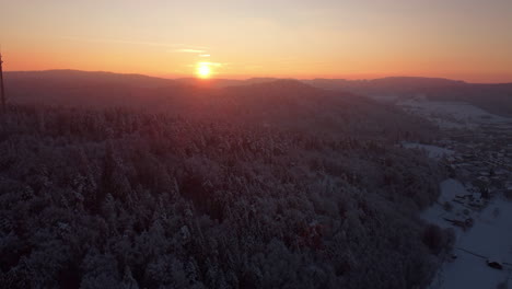 Warmer-Sonnenaufgang-über-Einem-Verschneiten-Winterwald-In-Den-Hügeln-Von-Winterthur