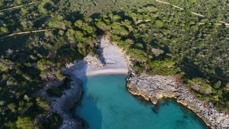 Luftaufnahme-Des-Unberührten-Strandes-Von-Es-Talaier-Mit-Klarem,-Blauem-Wasser-Auf-Menorca,-Spanien