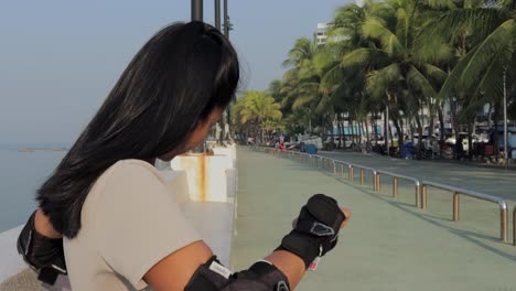 Eine-Asiatische-Frau-Trägt-Einen-Handgelenkschutz-Für-Sicheres-Inlineskaten-Im-Küstenpark-In-Thailand