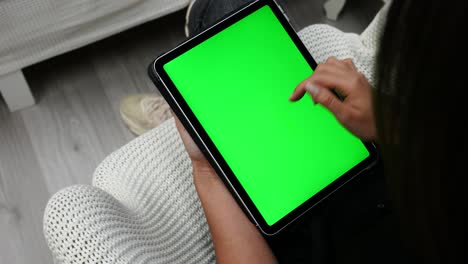 Frau-Wischt-Auf-Tablet-Mit-Grünem-Bildschirm,-Wechselt-Online-Seiten,-Nahaufnahme