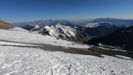 Menschen-Wandern-Langsam-In-Richtung-Camp-Berlin-Auf-über-6000-Metern-Höhe-Auf-Dem-Gipfelstoß-Zum-Aconcagua