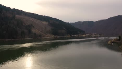 Drone-Se-Eleva-Lentamente-Sobre-El-Danubio-En-La-Alta-Austria