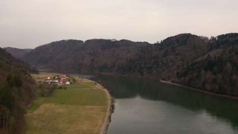 Luftaufnahme-An-Einem-Trüben-Tag-Entlang-Der-Donau-In-Richtung-Grafenau-In-Oberösterreich