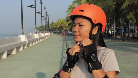 Porträt-Einer-Aktiven-Asiatischen-Frau,-Die-Einen-Schutzhelm-Für-Die-Sicherheit-Beim-Inline-Skating-In-Thailand-Trägt