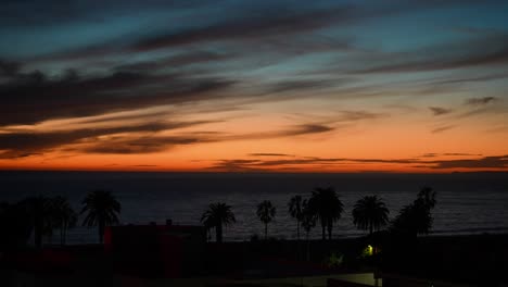 Sunset-on-Santa-Monica-beach,-Time-lapse-of-the-sun-going-down-in-the-ocean-water