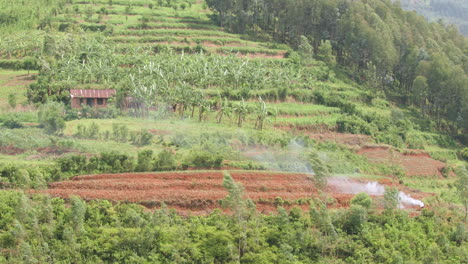 Plano-Medio-De-Una-Casa-En-La-Ladera-De-Una-Colina-En-Ruanda