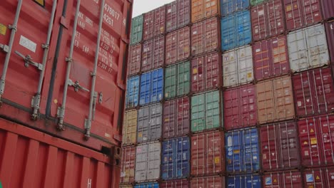 Wall-of-stacked-containers-at-port