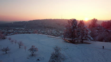 Flug-über-Einen-Romantischen-Warmen-Sonnenuntergang-An-Einem-Verschneiten-Wintertag-In-Winterthur,-Schweiz