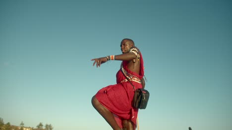 Hombre-Masai-En-Kenia-Apunta-A-La-Presa-Para-Cazar,-Mostrando-Las-Habilidades-Tradicionales-De-Caza-De-La-Tribu-Africana