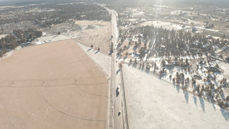 Absteigende-Luftaufnahme-über-Einer-Geraden-Straße-Durch-Ländliches-Ackerland-In-Oregon-Im-Winter