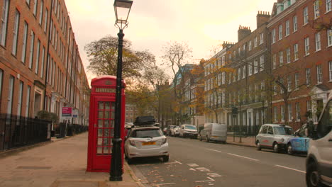 Klassische-Rote-Telefonzelle-Auf-Den-Städtischen-Straßen-In-London,-Vereinigtes-Königreich