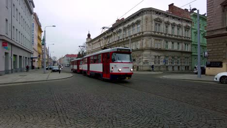 Corriendo-Por-La-Ciudad:-Un-Viaje-En-Tranvía-Por-Las-Bulliciosas-Calles-De-Olomouc,-Donde-El-Transporte-Moderno-Se-Encuentra-Con-El-Encanto-Histórico-De-Un-Casco-Antiguo